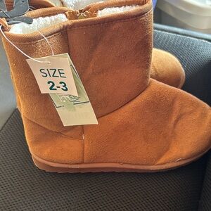 Kids size 2 3 brown boot  faux suede